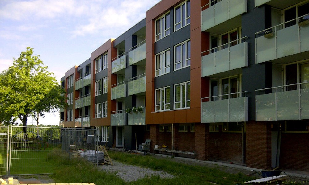 Renovatie 112 woningen aluminium balkons Friso Bouwgroep BV